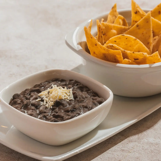 Frijoles refritos con totopos